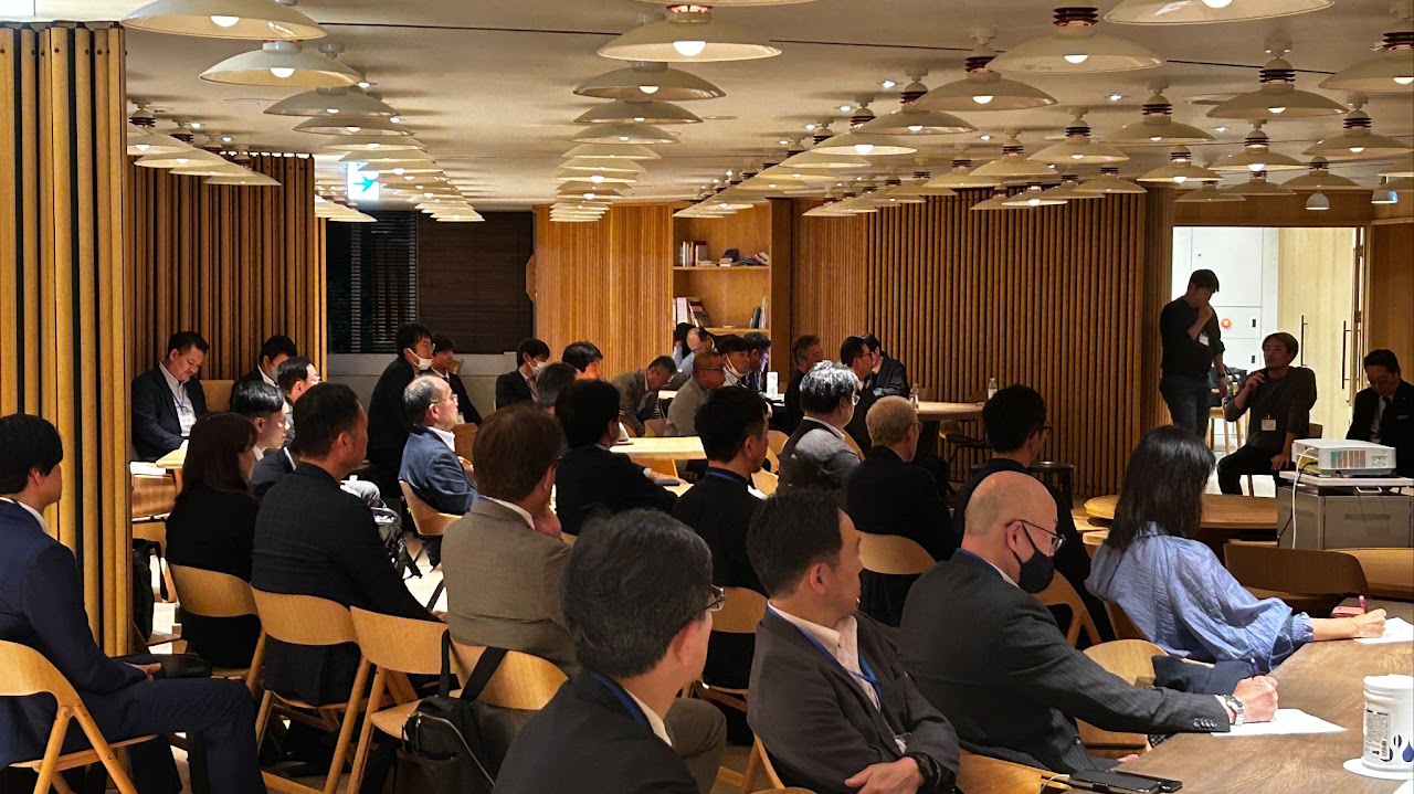 SSSCの勉強会で講師の話を聞く参加者